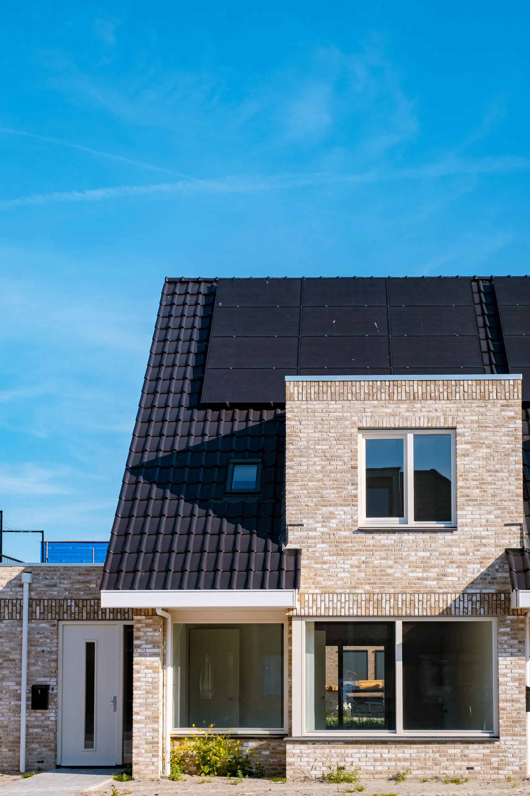 Nybyggda hus med solpaneler på taken