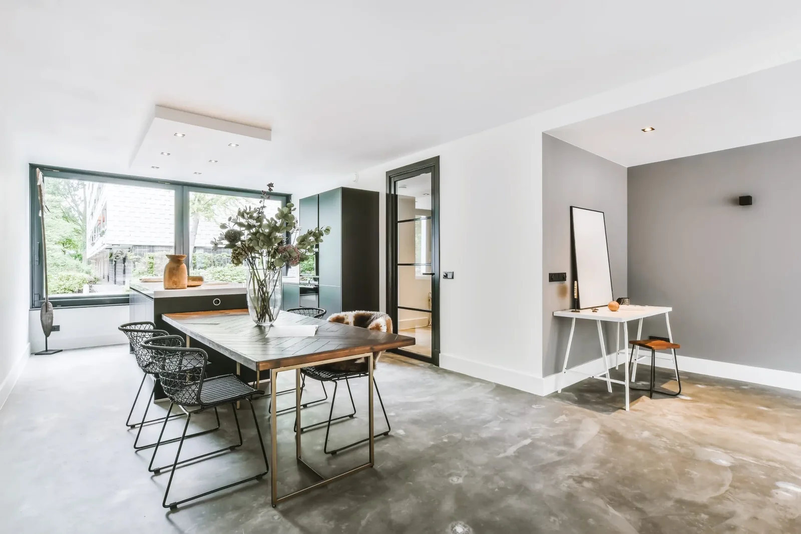 Ljus matplats med betonggolv efter renovering