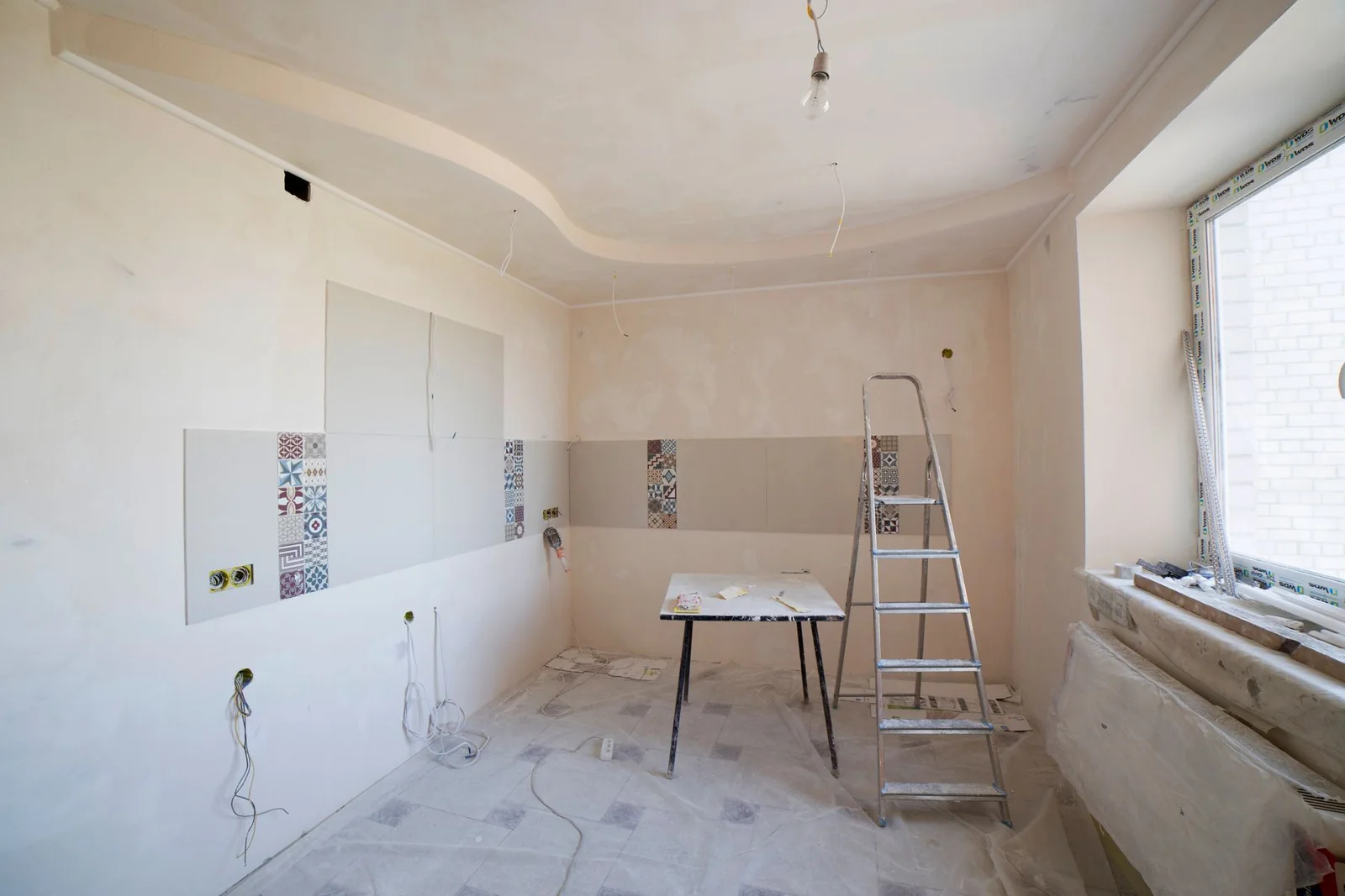 Rum under renovering med förberedda väggar