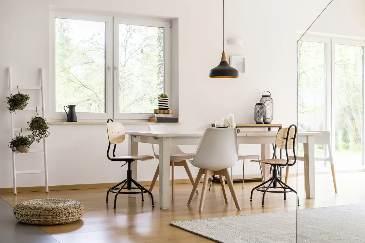 Ljus matsal med stora fönster och långbord